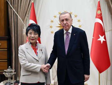 トルコのエルドアン大統領（右）と握手する上川外相＝16日、アンカラ（トルコ大統領府提供・共同）