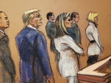 米ニューヨークの連邦地裁に出廷したトランプ前大統領（左から2人目）の法廷イラスト＝16日（ロイター＝共同）