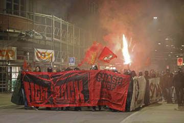 16日、スイス・チューリヒで実施されたダボス会議に抗議するデモ（共同）