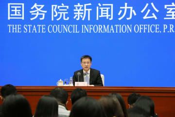 記者会見する中国国家統計局の康義局長＝17日、北京（共同）