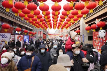春節で、中国天津市の繁華街を行き交う人たち＝2023年1月（共同）