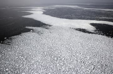 オホーツク海沿岸部に接近する流氷＝17日午後、北海道紋別市沖（共同通信社ヘリから）
