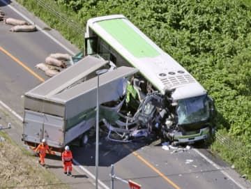 北海道八雲町で起きた衝突事故で大破したトラックと高速バス＝2023年6月