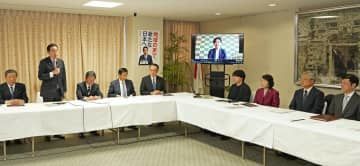 自民党の政治刷新本部の会合であいさつする岸田首相（左から2人目）。右列は出席した有識者ら＝17日午後、東京・永田町の党本部