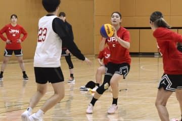 バスケ3人制女子の日本代表候補の合宿で練習する宮下（右から2人目）＝17日、東京都内