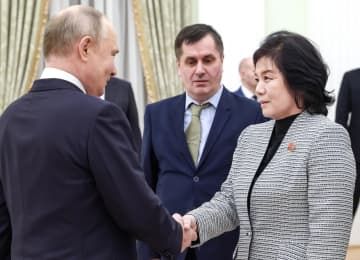 16日、握手を交わすロシアのプーチン大統領（左）と北朝鮮の崔善姫外相＝モスクワ（タス＝共同）
