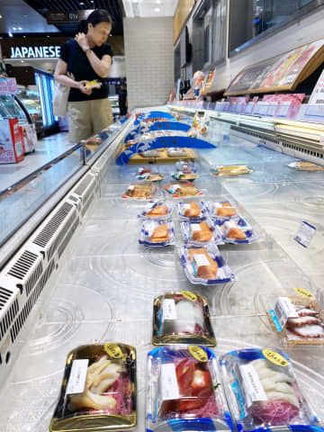 2023年7月、日本産水産物に対する放射性物質検査強化の影響で日本からの刺し身が消えた中国・上海市内の食品スーパー