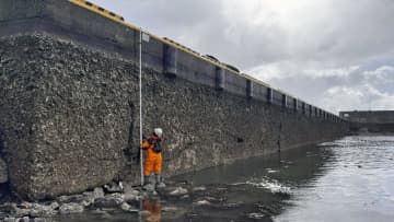 約4メートルの隆起が確認された石川県輪島市の鹿磯漁港の防潮堤＝8日（産総研地質調査総合センター提供）