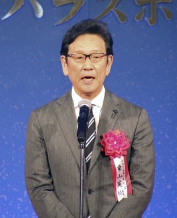 日本スポーツ賞の大賞に選ばれ、表彰式で発言するWBC日本代表監督を務めた栗山英樹さん＝18日、東京都内