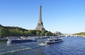 パリ五輪開会式の運営テストで、パリ中心部のセーヌ川を進む船団＝2023年7月（共同）