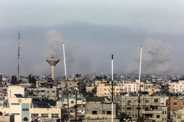 パレスチナ自治区ガザ南部ラファでイスラエル軍の攻撃後、住宅地上空に立ち上る煙＝18日（ゲッティ＝共同）