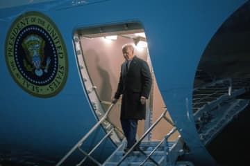 米大統領専用機から降りるバイデン大統領＝18日、ワシントン郊外（AP＝共同）