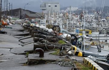 地震で大きな被害を受けた石川県輪島市の輪島港＝18日午後