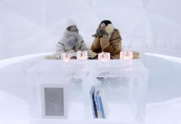 北海道占冠村の「星野リゾート　トマム」が報道陣に公開した氷で造ったホテル＝19日午後