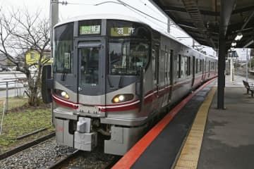 15日、JR七尾線の羽咋駅に入線する普通列車＝石川県羽咋市
