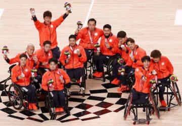 東京パラリンピック車いすバスケットボール男子で銀メダルを獲得した日本の選手たち＝2021年9月