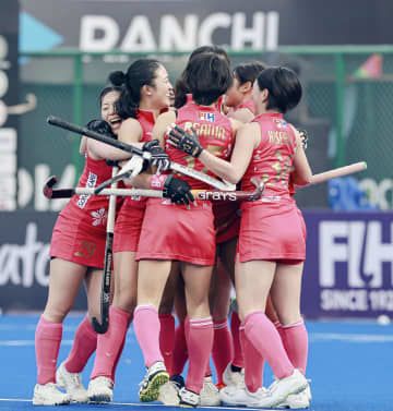 インドとの女子3位決定戦で先制点を挙げて喜ぶ日本の選手＝ランチー（国際ホッケー連盟提供・共同）