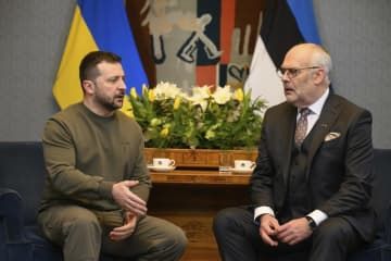 エストニアの首都タリンでカリス大統領（右）と会談したウクライナのゼレンスキー大統領＝11日（エストニア大統領府提供、AP＝共同）