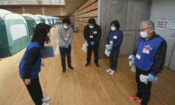 「いしかわ総合スポーツセンター」で始まったボランティア活動の参加者ら＝17日、金沢市