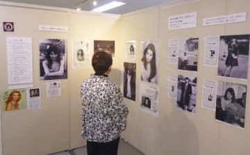熊本日日新聞社の新聞博物館で開かれている八代亜紀さんの追悼展＝19日、熊本市