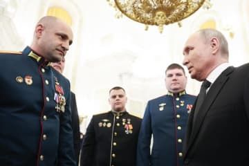 昨年12月、モスクワのクレムリンでの勲章授与式後、ウクライナ・ドネツク州の親ロシア派幹部（左）と話すロシアのプーチン大統領（右）（タス＝共同）