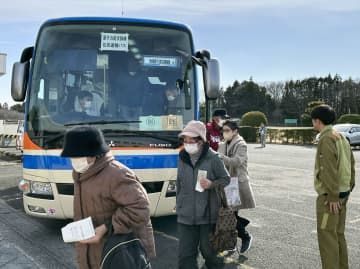 女川原発の事故を想定した防災訓練で、バスで避難所に到着した女川町の住民ら＝20日午前、宮城県栗原市