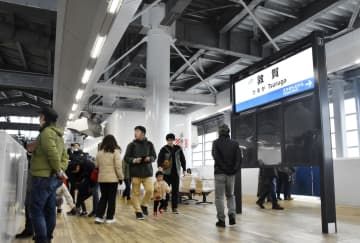 敦賀駅の内覧会で、新幹線ホームを見学する参加者ら＝20日午後、福井県敦賀市