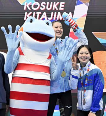 女子400メートル個人メドレーで優勝し、笑顔の大橋悠依（左）＝東京アクアティクスセンター