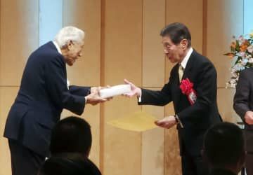 日本馬術連盟の千玄室会長（左）から表彰を受ける法華津寛＝20日、東京都内