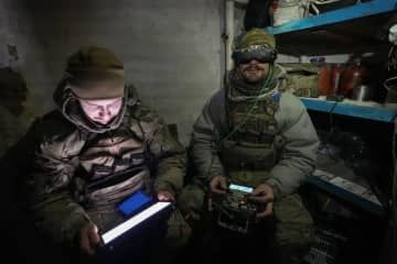 ウクライナ東部ドネツク州の陣地で無人機を操作するウクライナ兵＝17日（ロイター＝共同）