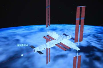 北京の宇宙飛行管制センターのモニターに映し出された、中国の宇宙ステーション「天宮」と無人宇宙貨物船「天舟7号」がドッキングするイメージ＝18日（新華社＝共同）