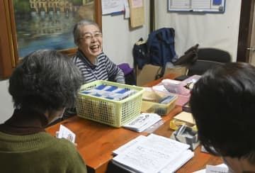 ひきこもりの家族や当事者が集う「虹サロン」＝2023年11月、大阪府高石市