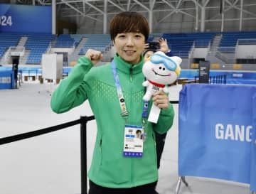 スピードスケートの2018年平昌冬季五輪女子500メートルで金メダルに輝いたリンクを訪れ、ポーズをとる小平奈緒さん＝21日、江陵（共同）
