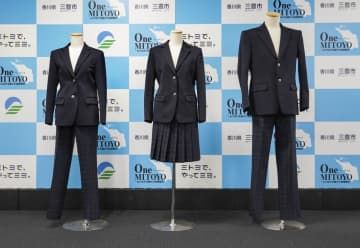 香川県三豊市の中学校全校でのジェンダーレスな新制服のサンプル。性別に関係なくスラックスかスカートかを生徒が選ぶことができる