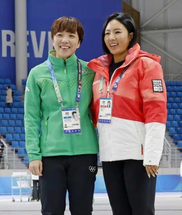 笑顔で記念撮影に応じるスピードスケート五輪金メダリストの小平奈緒さん（左）と李相花さん＝22日、韓国・江陵（共同）