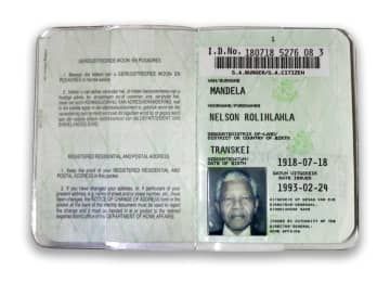 南アフリカの故マンデラ元大統領が27年半の投獄から釈放された後に初めて作成した身分証明の手帳（ガーンジーズ提供、共同）