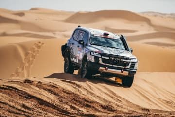「ダカール・ラリー2024　サウジアラビア」で砂漠を走行するトヨタ車体のランドクルーザー。市販車部門で優勝し、11連覇を達成した（同社提供）