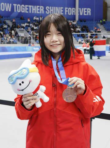 スピードスケート500メートル女子で銅メダルを獲得した笹渕和花＝22日、韓国・江陵（共同）