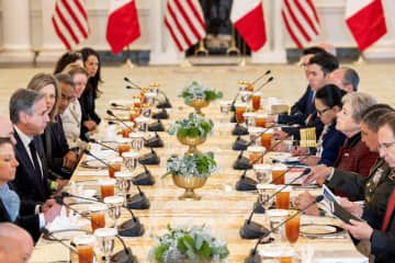 米ワシントンで会談に臨むブリンケン米国務長官（左手前から3人目）とメキシコのバルセナ外相（右手前から3人目）ら＝19日（ロイター＝共同）