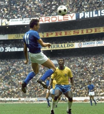 W杯メキシコ大会の決勝でヘディングするルイジ・リーバ。下はブラジル代表のペレ＝1970年6月（AP＝共同）