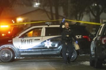 22日、米中西部イリノイ州シカゴ郊外の事件現場付近を警戒する警察官（シカゴ・サンタイムズ提供、AP＝共同）