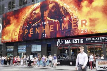 米ニューヨークに掲示された映画「オッペンハイマー」の広告＝昨年7月（共同）