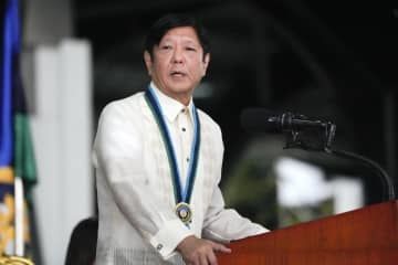 フィリピン・マニラで演説するマルコス大統領＝2023年12月（AP＝共同）