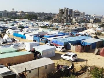 避難者が集まり出来上がった“テント村”＝10日、パレスチナ自治区ガザ南部ラファ（共同）