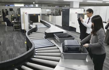 福岡空港で運用が始まる、最新型の保安検査装置「スマートレーン」＝23日午後