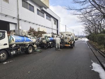 石川県七尾市の下水処理場にし尿を運び込むバキュームカー＝1月（環境省提供）