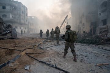 イスラエル軍が公表したガザで活動する兵士の様子（ロイター＝共同）