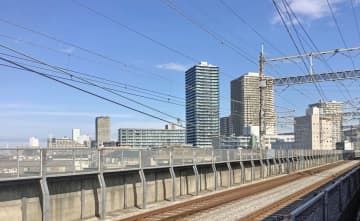 さいたま市中央区で垂れ下がった新幹線の架線＝23日（JR東日本提供）