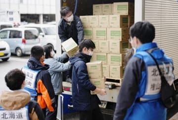 石川県珠洲市役所前で支援物資を運ぶ北海道からの応援職員ら＝23日