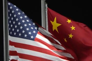 米国と中国の国旗＝2022年（AP＝共同）